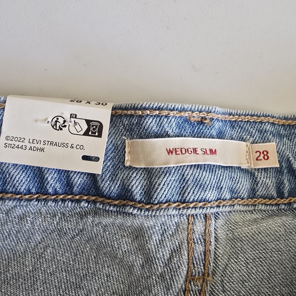 NWT Levi's Premium Wedgie Slim Straight High Rise Jeans 28 Light Wash - Picture 4 of 10
